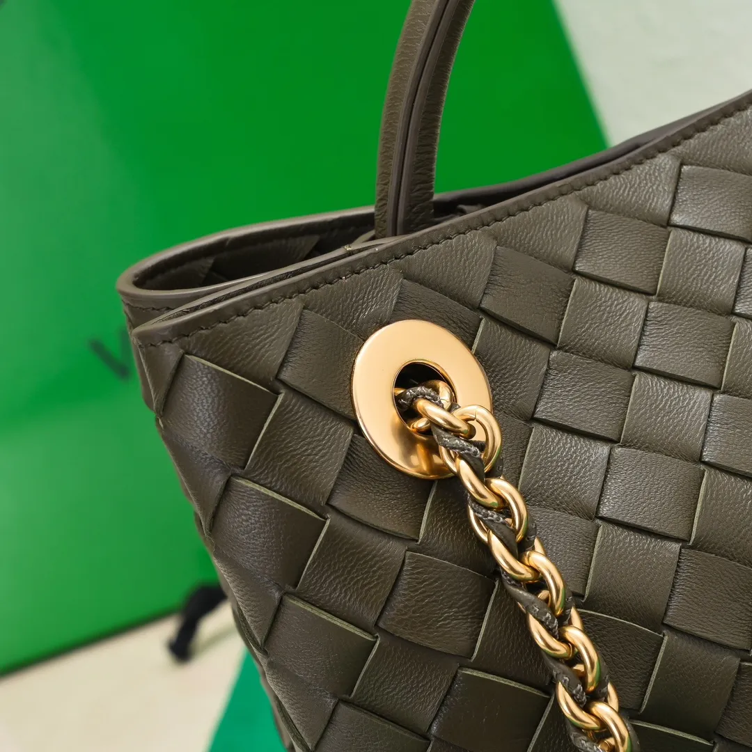 Batch 1960 BOTTEGA VENETA 2024 spring and summer new small ANDIAMO chain bag is also available! 🔥🔥I believe many friends have been waiting for a long time. The metallic chain adds a touch of sophistication to the original softness and elegance of Andiamo. The collision of classic craftsmanship and elegance creates a different kind of beauty. Style number: 6008 Size: 25*22*10.5cm